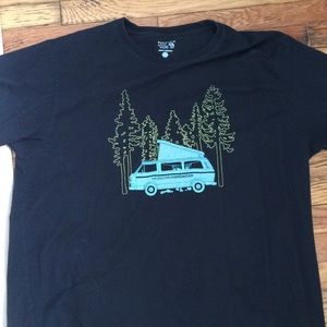 Men’s large mountain hardware t shirt